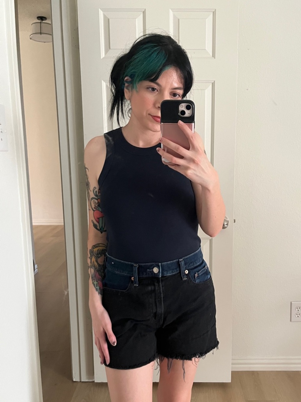 GAP Two-Tone Girlfriend Short High Rise - Picture 4 of 6